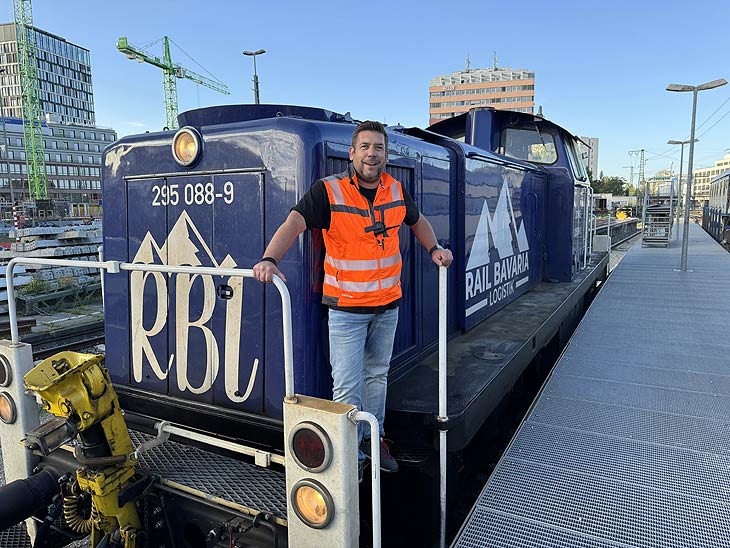 RBL Chef J&ouml;rn Enderlein hatte mit seinem Zug die Wagen von Hannpver zum Ostbahnhof in M&uuml;nchen &uuml;ber Nacht transportiert, am 11.10. trafen die Wagen mit dem Zug ein (&copy;Foto. Martin Schmitz)